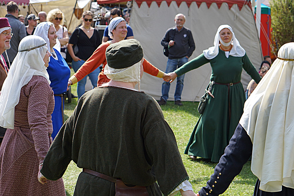 2017-04-09: Eulenspiels Spezialtanzgruppe SPEZZATO bei Auftritt auf Schloss Gloggnitz