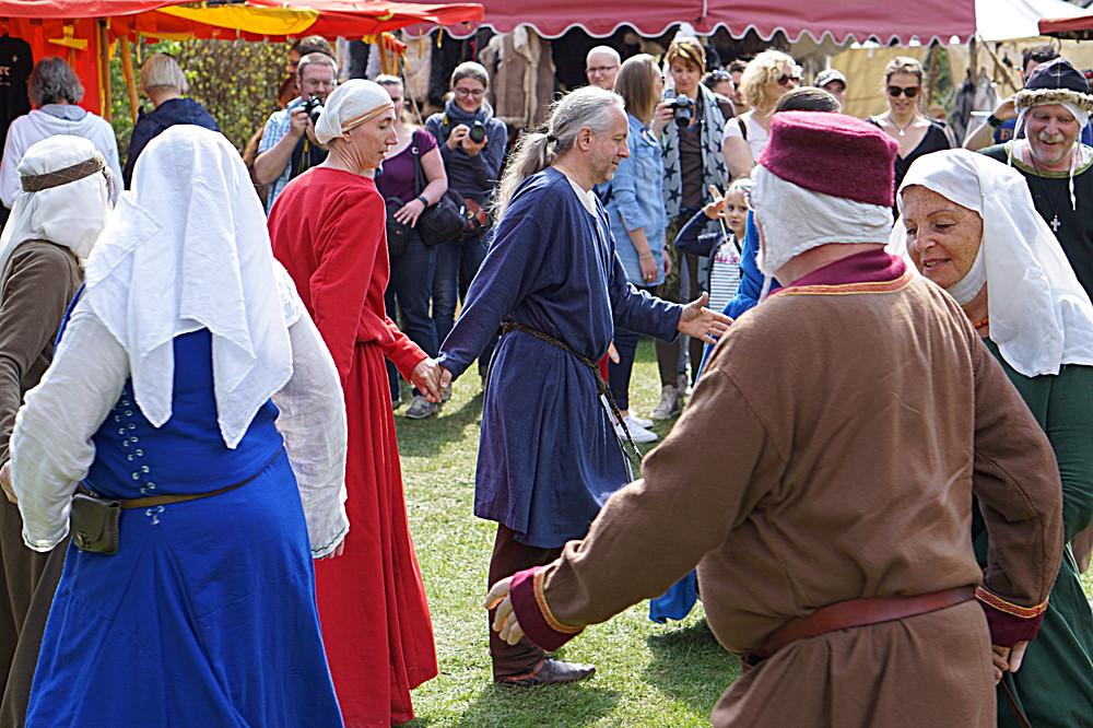 2017-04-09: Eulenspiels Spezialtanzgruppe SPEZZATO bei Auftritt auf Schloss Gloggnitz