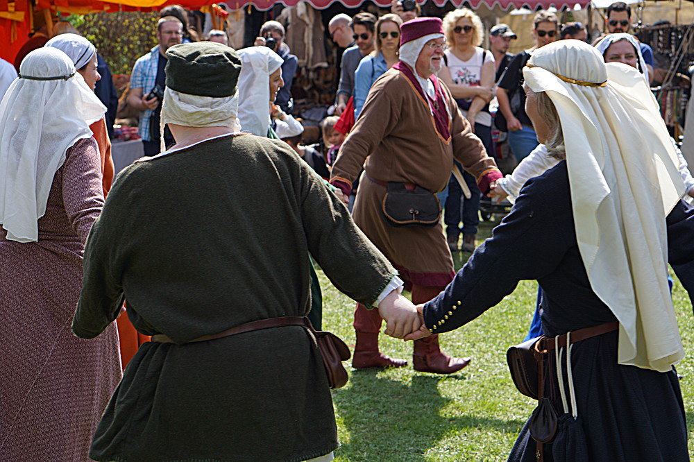 2017-04-09: Eulenspiels Spezialtanzgruppe SPEZZATO bei Auftritt auf Schloss Gloggnitz