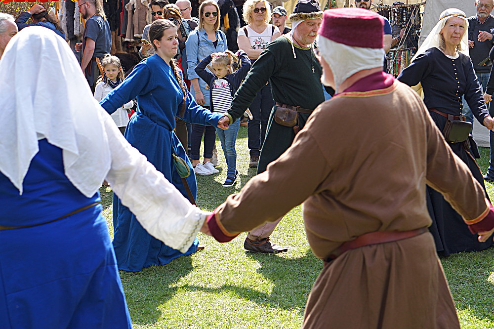 2017-04-09: Eulenspiels Spezialtanzgruppe SPEZZATO bei Auftritt auf Schloss Gloggnitz