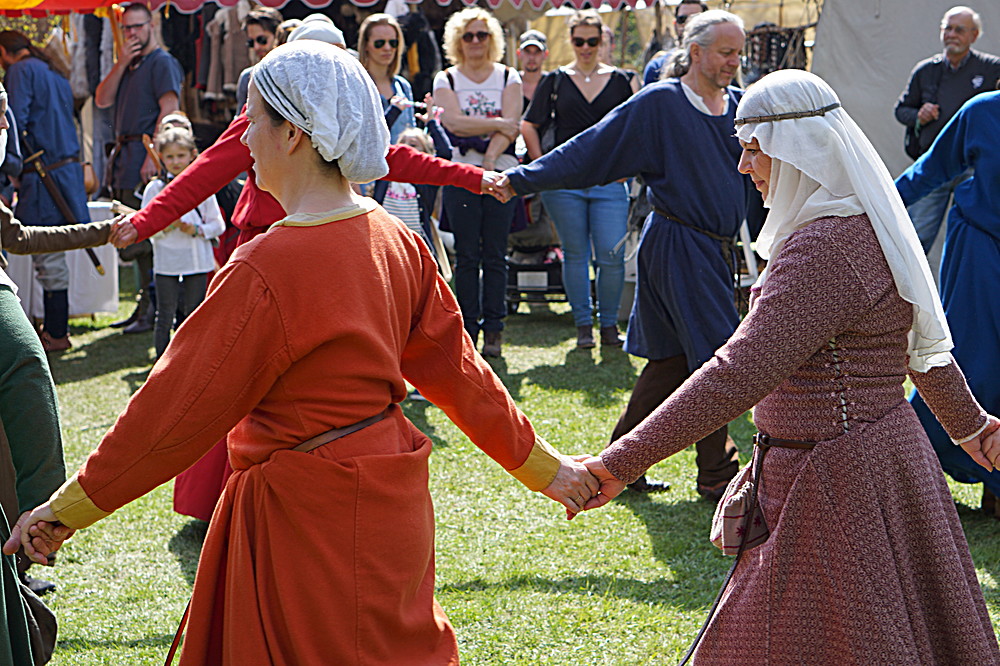 2017-04-09: Eulenspiels Spezialtanzgruppe SPEZZATO bei Auftritt auf Schloss Gloggnitz