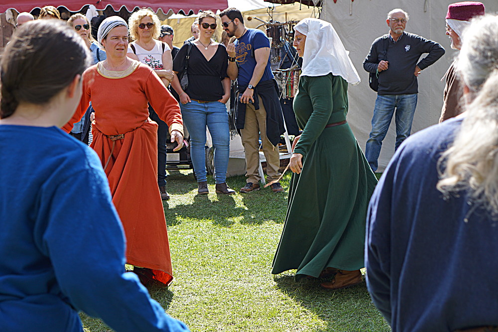 2017-04-09: Eulenspiels Spezialtanzgruppe SPEZZATO bei Auftritt auf Schloss Gloggnitz