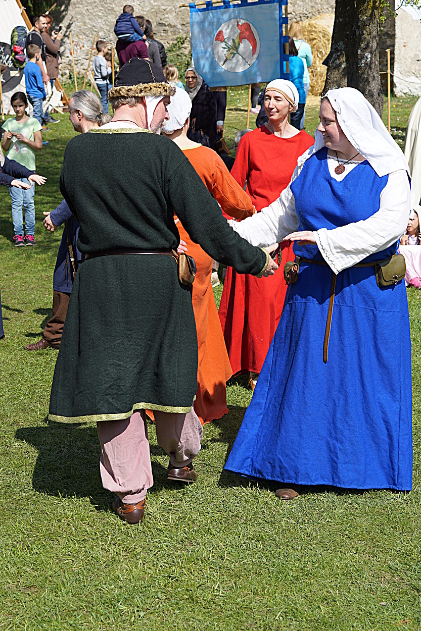 2017-04-09: Eulenspiels Spezialtanzgruppe SPEZZATO bei Auftritt auf Schloss Gloggnitz