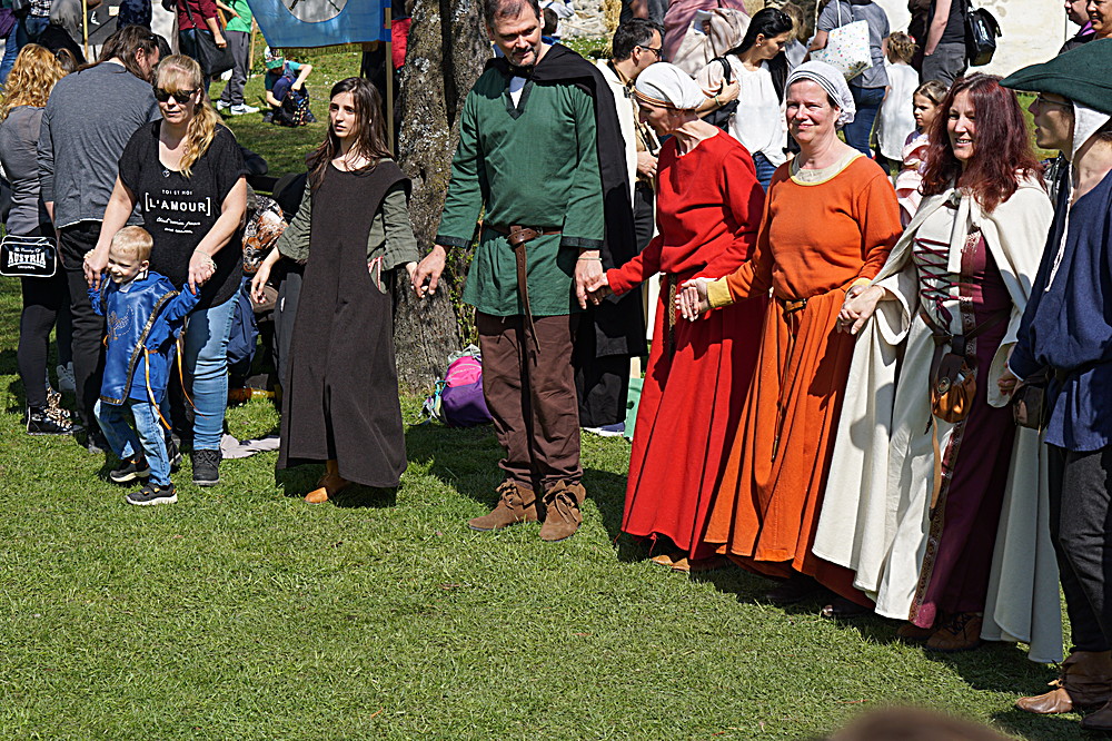 2017-04-09: Eulenspiels Spezialtanzgruppe SPEZZATO bei Auftritt auf Schloss Gloggnitz